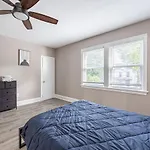 Modern Lux 2 Bedroom Condo Near Downtown