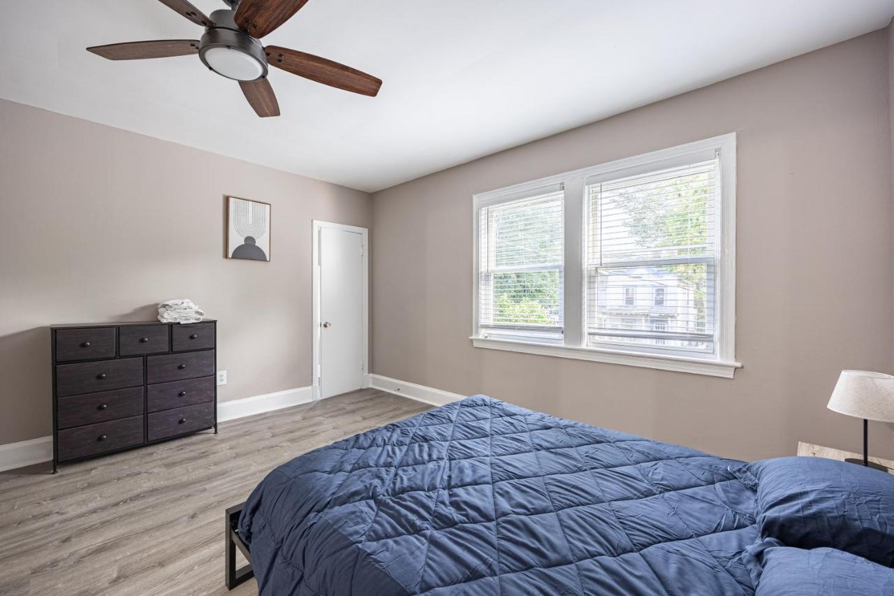 Modern Lux 2 Bedroom Near Downtown Apartment