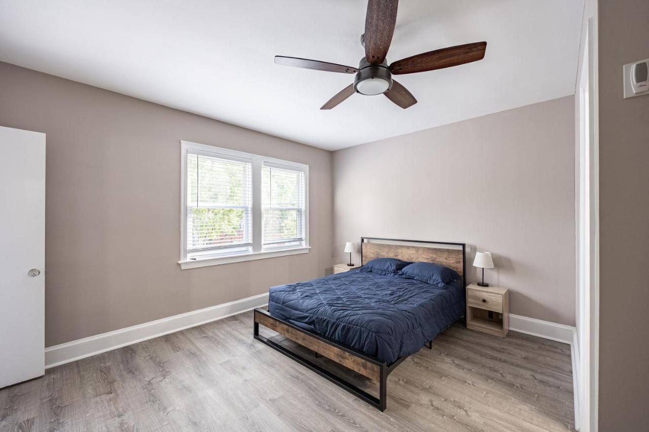 Modern Lux 2 Bedroom Near Downtown Apartment